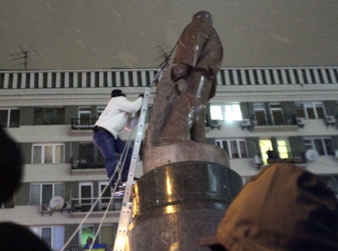 Комуністи хочуть поставити копію пам'ятника Леніну, який звалили в Києві