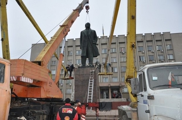 В Ізмаїлі демонтують найбільший пам'ятник Леніна в Одеській області, - ФОТО