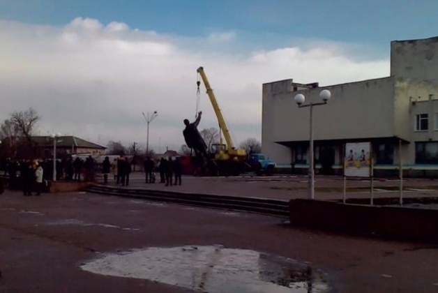 На Чернігівщині знесли найбільший в Україні пам'ятник Леніну