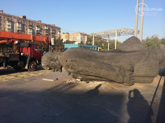 На Луганщине снесли еще один памятник Ленину, - видео 