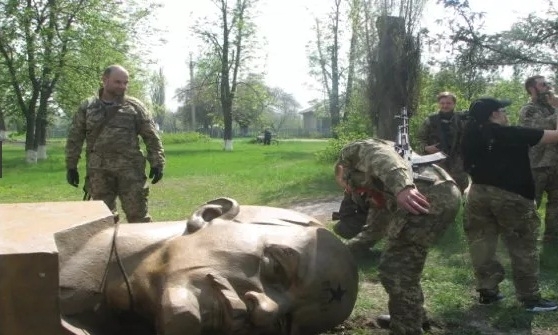 Невідомі на Харківщині відбили “голову” пам’ятнику Леніну