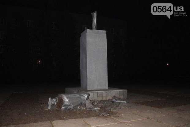 Вночі у Кривому Розі не встояв вже третій пам’ятник Леніну, - фото