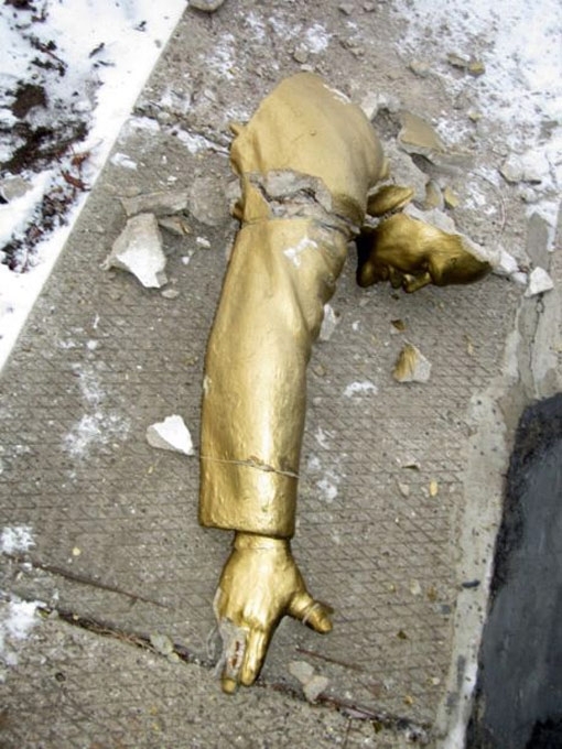 Падение Ильича: неизвестные разбили памятник Ленину под Одессой
