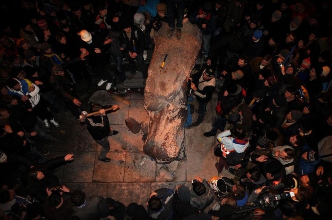 Міліція затримує осіб, що були присутні під час повалення пам’ятника Леніну, - нардеп
