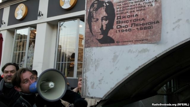 В Харькове активисты Евромайдана переименовали проспект Ленина у Леннона (фото)