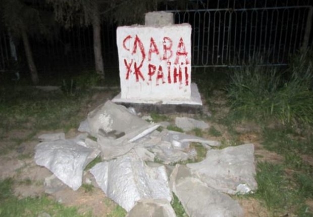 На Луганщині зруйнували два пам'ятники Леніну, - фото