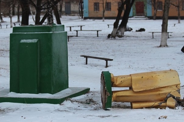В Одесской области разрушили памятник Ленину - фото