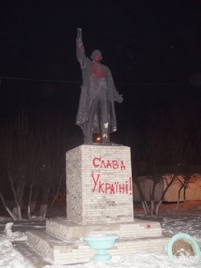 В России неизвестные облили краской памятник Ленину и написали на нем 