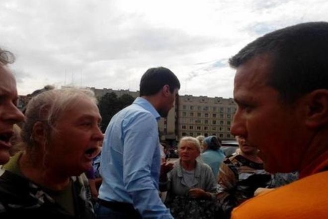 Жители Славянска прогнали Левченко с посоветовали ему ехать в Ростов, - фото
