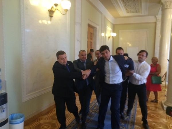 Свободовцы выбросили Левченко из Рады на улицу, - фото