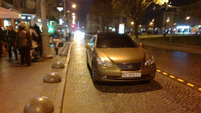 Вам нема що робити? - працівник ДАІ у Львові відмовився реагувати на неправильно припарковане авто