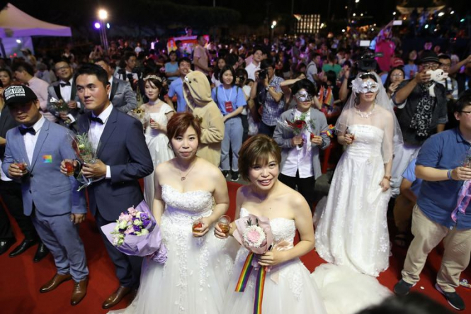 В свадебных платьях и масках: в Тайване устроили банкет по случаю узаконивания однополых браков