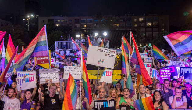 В Израиле гей-парам и одиноким мужчинам разрешили иметь детей от суррогатных матерей