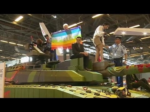 Пацифисты и ЛГБТ-активисты сорвали открытие выставки оружия в Париже - ВИДЕО