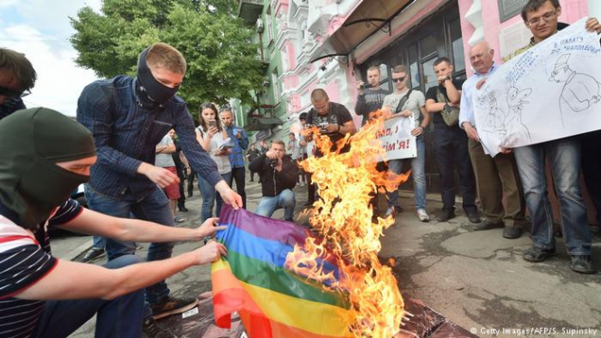 В Киеве правые сорвали лекцию о ЛГБТ и заблокировали помещение