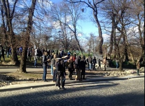 Во Львове праворадикалы забросали камнями автобусы с представителями ЛГБТ