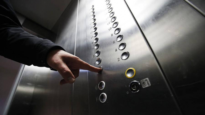 Киян закликають не користуватися ліфтами через відключення світла