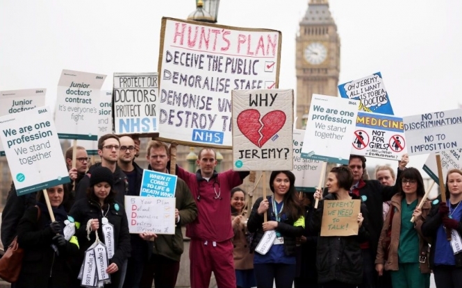 Из-за акций протеста врачей в Великобритании отменили 125 тыс операций