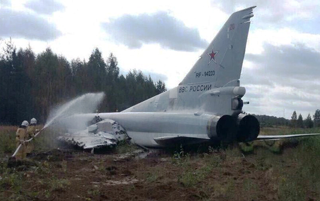 В России на авиабазе во время движения развалился военный самолет
