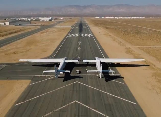 В США самый большой в мире самолет впервые выкатили на взлетную полосу