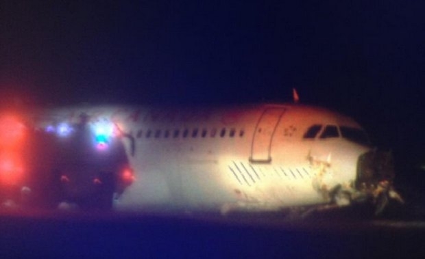 В Канаде неудачно приземлился самолет: 25 пассажиров пострадали, - видео