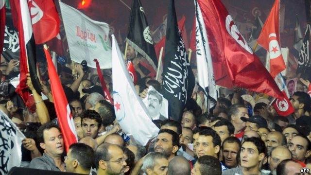 У Тунісі в знак підтримки уряду на мітинг вийшли десятки тисяч людей 