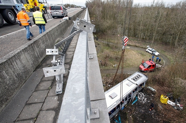 Водій автобуса, який розбився у Бельгії, заснув за кермом, - версія поліції