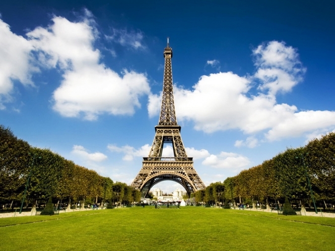 У Франції викрили чоловіка, який готувався підірвати Ейфелеву вежу і Лувр