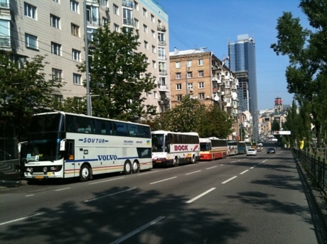 Київ заполонили автобуси борців із фашизмом, які 