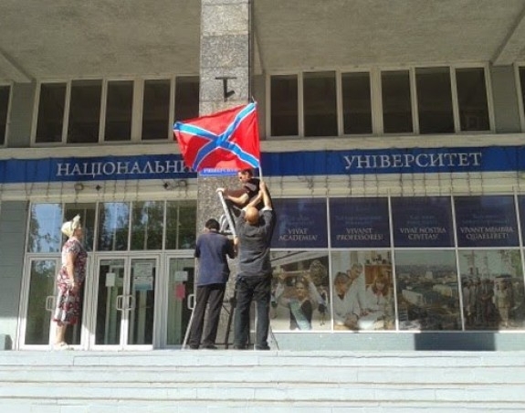 Терористи ДНР видали випускникам вишів дипломи зі своєю символікою