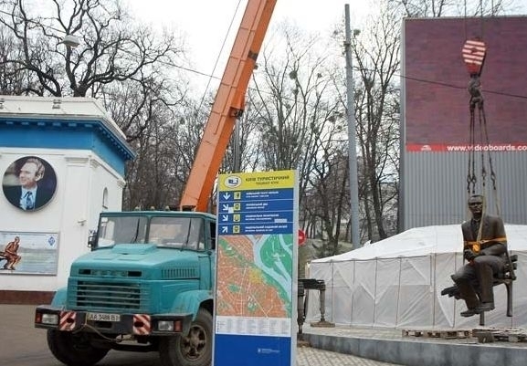 Пам'ятник Лобановському у Києві перенесли