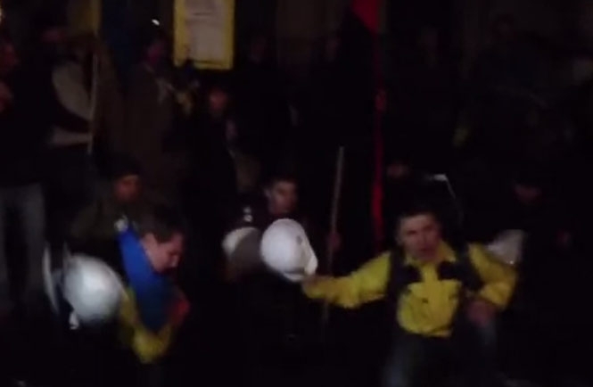 Представники діаспори спробували захопити посольство України у Великобританії, - відео