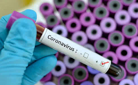 У Дніпрі розвісили оголошення на будинках, де є підозри на коронавірус