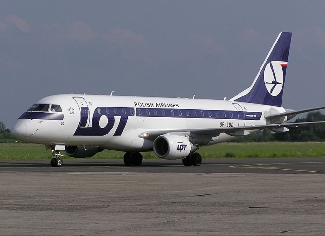 Польський LOT згортає крила: закриває рейси, звільняє людей, продає літаки 