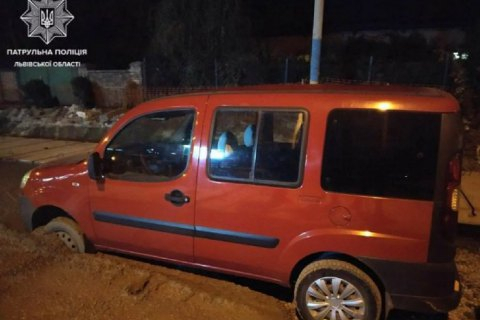 Во Львове пьяный водитель Fiat застрял в свежем бетоне