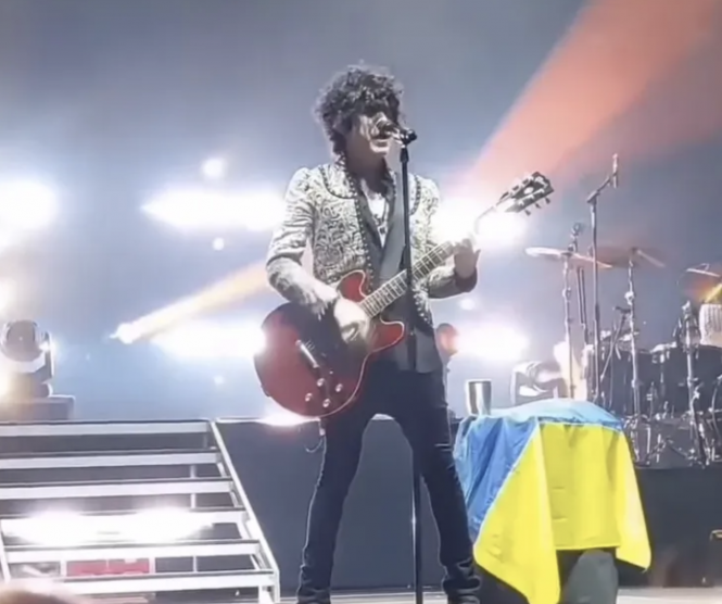 Співачка LP на концерті у Варшаві підняла прапор України