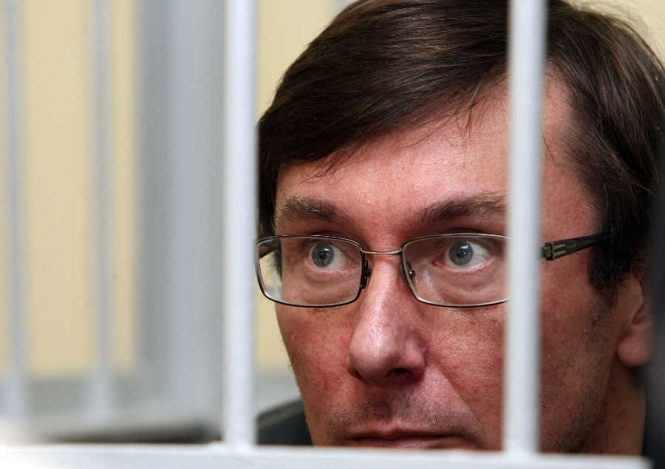 Луценка залишили у в’язниці, Рада знову заблокована, Партія регіонів готує референдум 