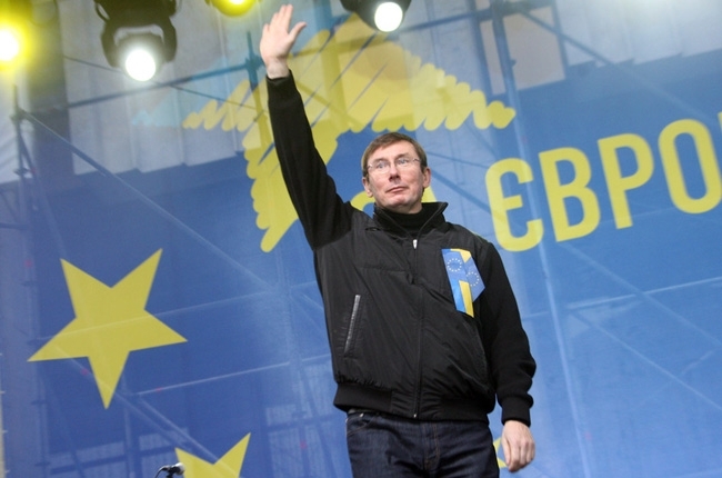 Юрий Луценко призывает мужчин со Львова ехать с оружием на защиту Майдана