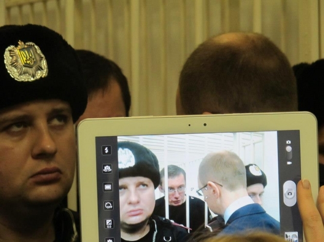 Суд не дозволив Луценку покинути скляний бокс (відео)