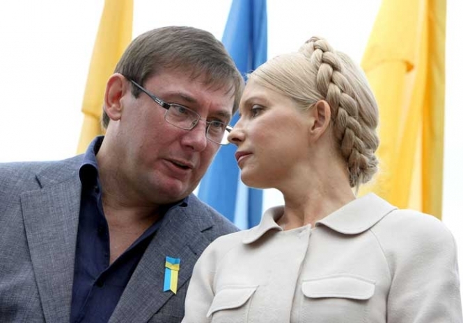 Тимошенко зустріне Новий рік без ялинки, а Луценко – з Януковичем