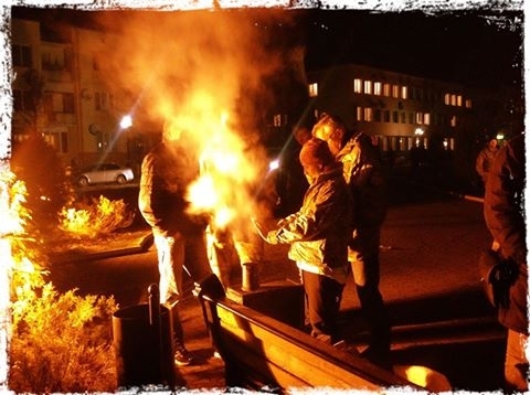 Люди принесли шины под ОИК в Луцке и уже зажгли костер, - фото