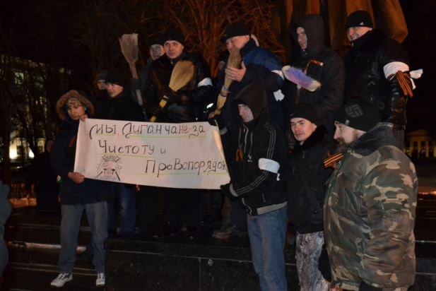 На митинге в Луганске неизвестные устроили стрельбу