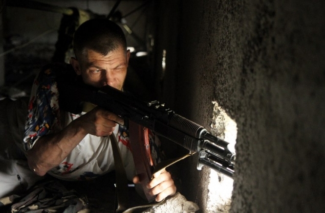В Шахтерске российские снайперы обстреливают силовиков из высотных домов - видео