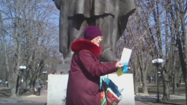В Луганске толпа набросилась на бабушку за флаг Украины и стихи Шевченко, - ВИДЕО