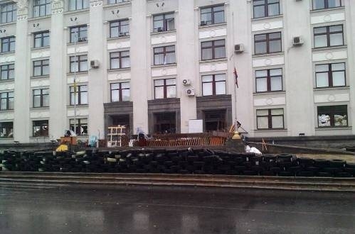 Перед Луганською ОДА з'явились барикади із шин, - фото