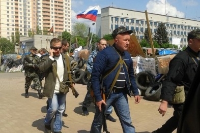 Неизвестные обстреляли баррикады сепаратистов возле СБУ в Луганске 