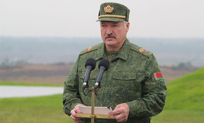 Лукашенко приказал поднять истребитель, чтобы посадить самолет с оппозиционером