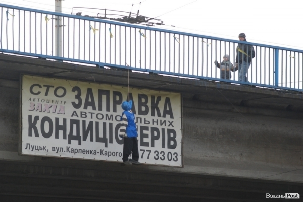 На мосту в Луцке повесили куклу, одетую как сторонник Партии Регионов