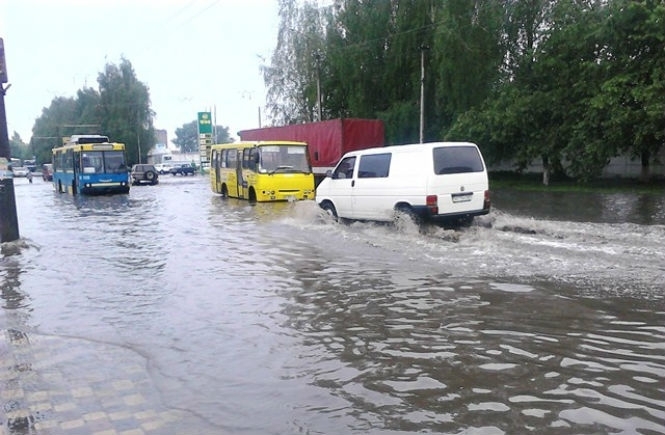 У Луцьку злива перетворила вулиці на море (фото)