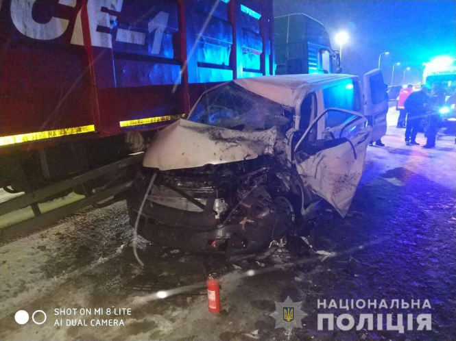 На Львовщине во время столкновения микроавтобуса и грузовика пострадали семь человек